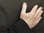 Witwer nimmt Angeklagte in den Arm
