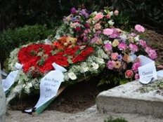Chantal: Pflegekind in weißem Sarg beerdigt