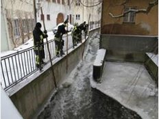 Augsburg: Die Feuerwehr hat einen Kanal vom Eis befreit Augsburg: Die Feuerwehr hat einen Kanal vom Eis befreit