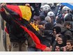 “Dankeschön” auf Griechisch: Deutsche Flagge angezündet