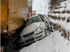 Bad Reichenhall: Laster gerammt: Frau (23) nach Unfall in Lebensgefahr Bad Reichenhall: Laster gerammt: Frau (23) nach Unfall in Lebensgefahr