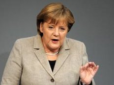 Kanzlerin Merkel zeichnet die Kicking Girls aus