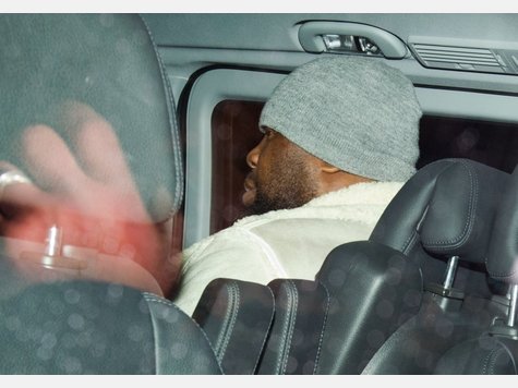 Witali Klitschkos Gegner Dereck Chisora ist nach der Pr&uuml;gelei auf der Pressekonferenz wieder auf freiem Fu&szlig;. Die Polizei ermittelt gegen ihn wegen K&ouml;rperverletzung.