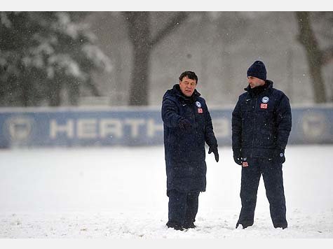 Dick eingepackt gab Otto Rehhagel im dichten Berliner Schneetreiben nach mehr als elf Jahren sein Comeback auf einem Bundesliga-Trainingsplatz.
