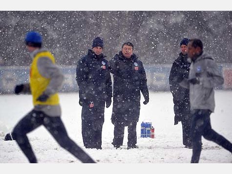 Dick eingepackt gab Otto Rehhagel im dichten Berliner Schneetreiben nach mehr als elf Jahren sein Comeback auf einem Bundesliga-Trainingsplatz.