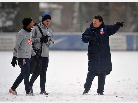 Dick eingepackt gab Otto Rehhagel im dichten Berliner Schneetreiben nach mehr als elf Jahren sein Comeback auf einem Bundesliga-Trainingsplatz.