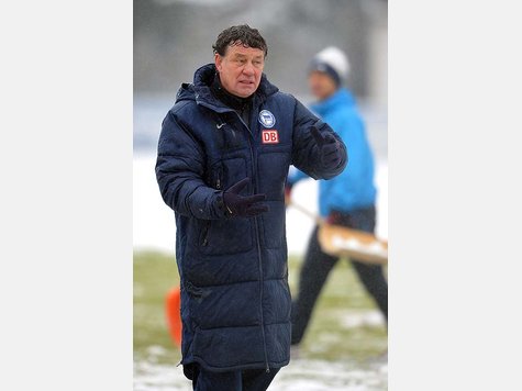 Dick eingepackt gab Otto Rehhagel im dichten Berliner Schneetreiben nach mehr als elf Jahren sein Comeback auf einem Bundesliga-Trainingsplatz.