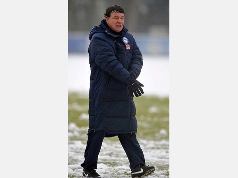 Dick eingepackt gab Otto Rehhagel im dichten Berliner Schneetreiben nach mehr als elf Jahren sein Comeback auf einem Bundesliga-Trainingsplatz.