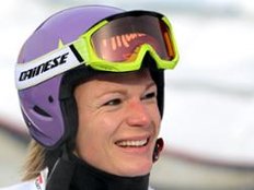 Höfl-Riesch startet auf fremden Skiern