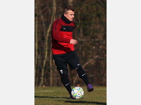 Im Training vor dem Achtelfinal-Hinspiel in der Champions League gegen den FC Bayern beweist Xherdan Shaqiri seine Polyvalenz (zu deutsch: Vielseitigkeit, Vielwertigkeit). Und diese bezieht sich nicht nur auf Fu&szlig;ball. Auch beim Speerwerfen macht der kommende FC-Bayern-Spieler eine gute Figur.