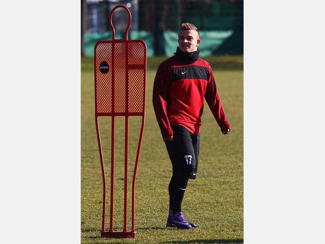 Im Training vor dem Achtelfinal-Hinspiel in der Champions League gegen den FC Bayern beweist Xherdan Shaqiri seine Polyvalenz (zu deutsch: Vielseitigkeit, Vielwertigkeit). Und diese bezieht sich nicht nur auf Fu&szlig;ball. Auch beim Speerwerfen macht der kommende FC-Bayern-Spieler eine gute Figur.
