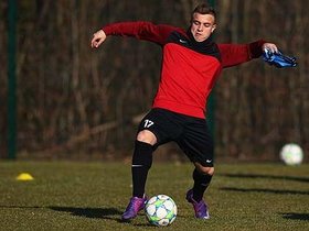 Im Training vor dem Achtelfinal-Hinspiel in der Champions League gegen den FC Bayern beweist Xherdan Shaqiri seine Polyvalenz (zu deutsch: Vielseitigkeit, Vielwertigkeit). Und diese bezieht sich nicht nur auf Fu&szlig;ball. Auch beim Speerwerfen macht der kommende FC-Bayern-Spieler eine gute Figur.