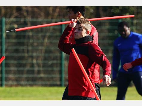 Im Training vor dem Achtelfinal-Hinspiel in der Champions League gegen den FC Bayern beweist Xherdan Shaqiri seine Polyvalenz (zu deutsch: Vielseitigkeit, Vielwertigkeit). Und diese bezieht sich nicht nur auf Fu&szlig;ball. Auch beim Speerwerfen macht der kommende FC-Bayern-Spieler eine gute Figur.
