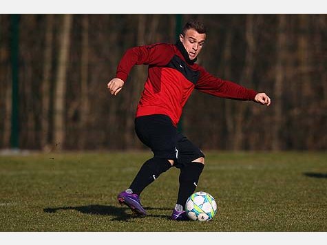 Im Training vor dem Achtelfinal-Hinspiel in der Champions League gegen den FC Bayern beweist Xherdan Shaqiri seine Polyvalenz (zu deutsch: Vielseitigkeit, Vielwertigkeit). Und diese bezieht sich nicht nur auf Fu&szlig;ball. Auch beim Speerwerfen macht der kommende FC-Bayern-Spieler eine gute Figur.