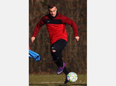Im Training vor dem Achtelfinal-Hinspiel in der Champions League gegen den FC Bayern beweist Xherdan Shaqiri seine Polyvalenz (zu deutsch: Vielseitigkeit, Vielwertigkeit). Und diese bezieht sich nicht nur auf Fu&szlig;ball. Auch beim Speerwerfen macht der kommende FC-Bayern-Spieler eine gute Figur.