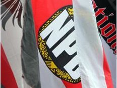 Hunderte Menschen protestieren gegen NPD-Versammlung