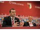 Der FC Augsburg hat seine neue Doppelspitze pr&auml;sentiert: Gesch&auml;ftsf&uuml;hrer Peter Bircks und Manager Manfred Paula. F&uuml;r Vereinsboss Walther Seinsch ist es die "beste L&ouml;sung".