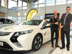 Modelagent Peyman Amin fährt ein Elektroauto - Opel Ampera