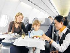 Mit Kindern im Flugzeug unterwegs – was Sie beachten müssen