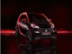 Mercedes-Benz: Rot wie die Liebe, Schwarz wie die Nacht - der smart sharpred im Mercedes-Benz Center München