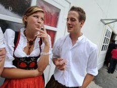 Wiesn Zelte: Für Raucher bei Überfüllung kein Wiederinlass