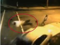 Auto fährt Teenager um: Video einer Überwachungskamera zeichnet den Unfall auf.
