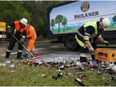 Wolfratshausen: Bierlaster kippt um und verliert Ladung