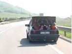 Auto transportiert vier Kinder im Kofferraum