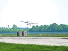 Gleich kracht dieser Flieger über die Bahn hinaus