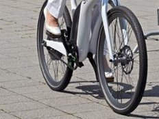 Nach Radler-Crash: Frau lässt Unfallopfer liegen