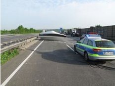 Motorjacht auf der Autobahn - ohne Wasser unter Kiel unterwegs