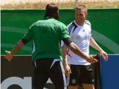 Podolski hat Spaß: Spritztour mit Schumi und Rosberg
