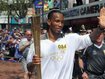 Didier Drogba mit olympischer Fackel unterwegs