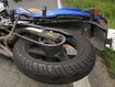 Rechts überholt: Motorradfahrer prallt in Auto