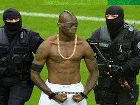 Bizarre Pose: Mario Balotelli wird zum Internet-Star