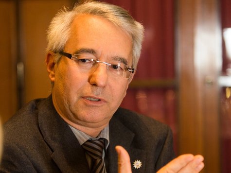 M&uuml;nchens Polizeipr&auml;sident Wilhelm Schmidbauer verteidigt das harte Vorgehen eines Polizisten im Dienst