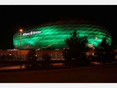 Как и почему мюнхенская „Allianz-Arena" вдруг «позеленела»… Как и почему мюнхенская „Allianz-Arena" вдруг «позеленела»…