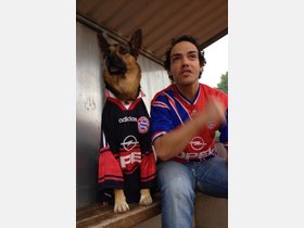 Michael aus Unterföhring ist der verrückteste Bayern-Fan, weil...: Ich bin seit dem ich ein kleines Kind bin FC Bayernfan! Mein Vater, Großvater und mein Onkel wir waren oft im Olympiastadion bei Heimspielen des FC Bayern! War das Geil! Auf dem Foto trage ich das orginal im Spiel getragene Trikot von Lothar Mathäus! Mit allen Unterschiften! Da war ich echt stolz als Jugendlicher! Sogar mein Hund Hombre, schaut sich Fußball an! Wenn es wieder voll abgeht und alle sind angespannt, fühlt er das und dreht dann auch total durch! :-)))) Ich würde dann als Fanreporter dann doch nicht meinen Hund Hombre mitnehmen, sondern meinen Bruder.(zu viele Leute in Gelb Schwarz im Stadion - da ist er bisschen allergisch) Keine Sorge, ist genauso Fc BAyern verrückt wie ich. Wir haben mal im Olystadion eine Führung gemacht. Es war verboten den Rasen zu betreten! Ich lenkte die Leitung der Führung ab, gab meinem Bruder ein Zeichen und er lief voll Gas am Spielfeld hin und her! Habe immernoch das Bild im Kopf! Zur dieser Zeit hatte er einen Top Fußballvertrag in Aussicht - jedoch zerstörten diese Träume eine schwere Verletzung. Wenns klappt wäre super geil! Zum anderen, können wir echt gute Bilder in Wembley liefern! das haben wir drauf! Zu meiner Person, bin der Vorstand vom BS&TH Club! (Bud Spencer und Terrence Hill Club!) Also schickt mich Mücke (mein Spitzname)mit meinem Bruder nach Wembley! Wird lustig und super geil!vg Michael aus Unterföhring ist der verrückteste Bayern-Fan, weil...: Ich bin seit dem ich ein kleines Kind bin FC Bayernfan! Mein Vater, Großvater und mein Onkel wir waren oft im Olympiastadion bei Heimspielen des FC Bayern! War das Geil! Auf dem Foto trage ich das orginal im Spiel getragene Trikot von Lothar Mathäus! Mit allen Unterschiften! Da war ich echt stolz als Jugendlicher! Sogar mein Hund Hombre, schaut sich Fußball an! Wenn es wieder voll abgeht und alle sind angespannt, fühlt er das und dreht dann auch total durch! :-)))) Ich würde dann als Fanreporter dann doch nicht meinen Hund Hombre mitnehmen, sondern meinen Bruder.(zu viele Leute in Gelb Schwarz im Stadion - da ist er bisschen allergisch) Keine Sorge, ist genauso Fc BAyern verrückt wie ich. Wir haben mal im Olystadion eine Führung gemacht. Es war verboten den Rasen zu betreten! Ich lenkte die Leitung der Führung ab, gab meinem Bruder ein Zeichen und er lief voll Gas am Spielfeld hin und her! Habe immernoch das Bild im Kopf! Zur dieser Zeit hatte er einen Top Fußballvertrag in Aussicht - jedoch zerstörten diese Träume eine schwere Verletzung. Wenns klappt wäre super geil! Zum anderen, können wir echt gute Bilder in Wembley liefern! das haben wir drauf! Zu meiner Person, bin der Vorstand vom BS&TH Club! (Bud Spencer und Terrence Hill Club!) Also schickt mich Mücke (mein Spitzname)mit meinem Bruder nach Wembley! Wird lustig und super geil!vg