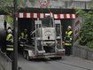 Unfall an Eisenbahnunterführung in München - Höhe unterschätzt: Minnibagger hängt an Brücke Unfall an Eisenbahnunterführung in München - Höhe unterschätzt: Minnibagger hängt an Brücke