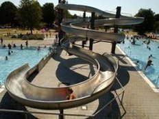 Im Westbad: Frau liegt tot in der Liegewiese