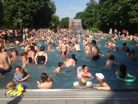 Ausnahmezustand im Dante-Bad: Im Nichtschwimmerbecken blieben nachmittags nur noch ein paar Stehpl&auml;tze frei